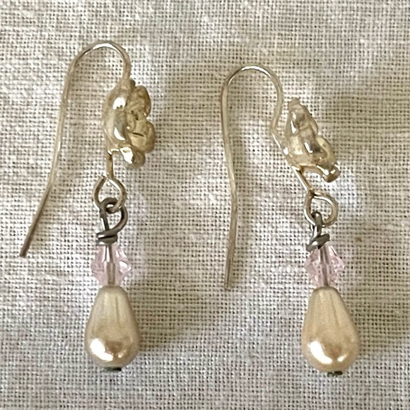 Dainty pearl drop earrings - Picture 2 of 3